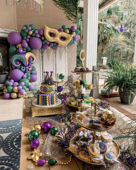 Twosday Birthday Party, Mardi Gras Diy, Madi Gras, Mardi Gras Party Decorations, New Orleans Party, Mardi Gras Wedding, Theme Carnaval, Mardi Gras Centerpieces, Mardi Gra