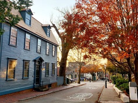 14 Classic Fall Events in Newport, Rhode Island – New England Parisienne Fall In Rhode Island, Rhode Island Fall Aesthetic, Newport Rhode Island Fall, Rhode Island Fall, Newport Restaurants, Mystic Pizza, Coastal Living Magazine, Seaside City, Boat Parade