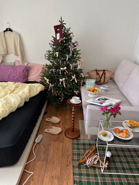 Christmas Tree In Small Space, Christmas Tree Small Living Room, Christmas Small Apartment, Small Space Christmas Tree, Christmas Apartment, Christmas Feeling, Christmas Room, Cute Room Decor, Cozy Room