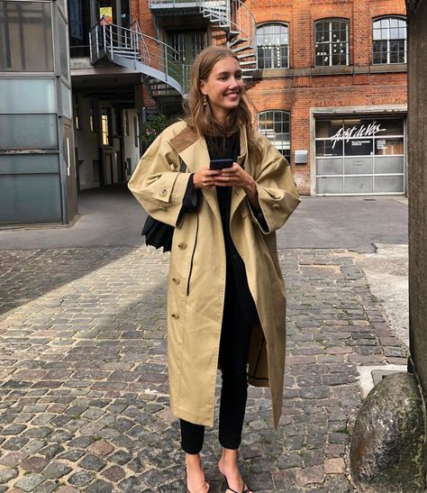 Amalie Moosgaard Nielsen (@amaliemoosgaard) • Instagram photos and videos Amalie Moosgaard, Trench Coat Outfit, Coat Women Fashion, Padded Coat, 2023 Autumn, Loose Outfit, Coat Outfits, Trench Coats Women, Mode Inspo