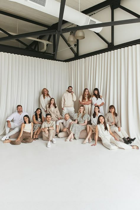 Large Team Photos, Homey Photoshoot Ideas, Large Group Of Women Photoshoot, Group Of 12 Photo Poses, Linen Family Photoshoot, Company Group Photoshoot Ideas, Group Branding Photos, Large Group Photoshoot, Big Group Photoshoot