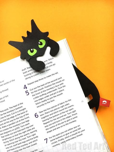 Hug a Book Toothless Bookmark DIY - includes free printable. If you love Dragons or How to Drain a Dragon, you will enjoy this oh so cute Dragon Bookmar DIY. Bookmark Diy, Dragon Bookmark, Origami Bookmark, Creative Bookmarks, Dragon Crafts, Diy Costumes Kids, Bookmark Craft, Folding Origami, Bookmarks Kids