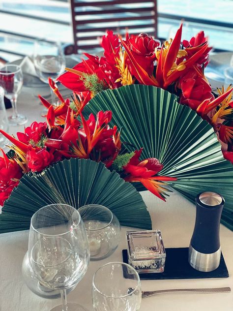 Luau Cake Table, Kitchen Flowers Decor, Asian Centerpiece Ideas, Tropical Flower Table Arrangements, Tropical Flower Centerpieces, Tropical Floral Centerpieces, Tropical Flower Arrangements Centerpieces, Simple Tropical Wedding Table Decor, Simple Tropical Centerpieces