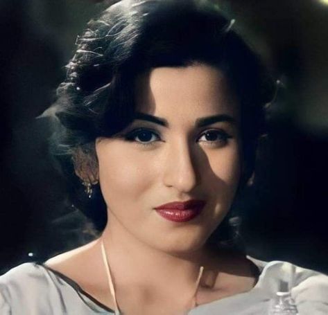 Madhubala Actress, Madhu Bala, Fashion Flyer, Body Types Women, Bollywood Pictures, Eternal Beauty, Vintage Icons, Vintage Bollywood, Indian Aesthetic