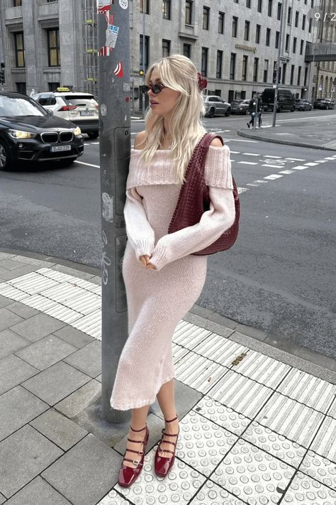 33+ Burgundy Outfit Ideas to Keep You Looking Fly and Feeling Cozy! Dinner Outfit Casual, Latina Outfits, Burgundy Outfit, Classy Winter Outfits, Dinner Outfits, Red Outfit, Feminine Outfit, 가을 패션, Looks Vintage