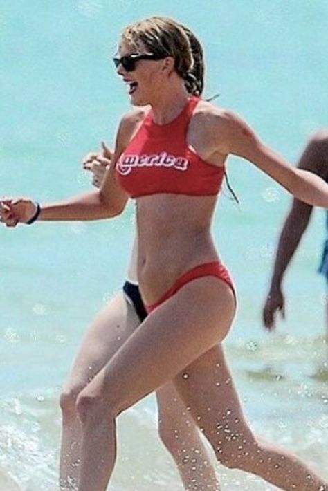 Taylor Swift Flaunts Sold-Out Forever 21 Bikini During Star-Studded 4th Of July Party Taylor Swift Casual, Taylor Swift Red, Calvin Harris, Taylor Swift Pictures, Taylor Swift Style, Taylor Alison Swift, American Singers, Rhode Island, Role Models