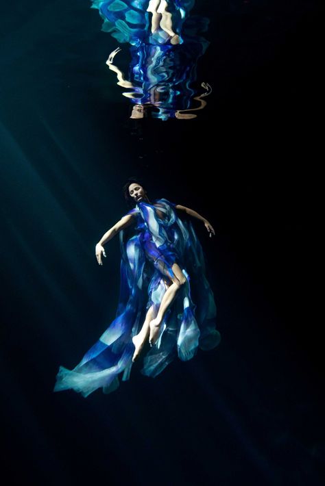 Spring 2023 Couture, Underwater Photoshoot, Couture 2023, Water Fashion, 2023 Couture, Iris Van Herpen, Mermaid Aesthetic, Chasing Dreams, Ocean Vibes