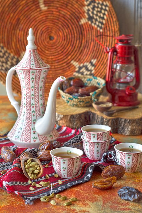 Saudi Coffee, Arabic Tea, Arabic Coffee, Coffee Photography, Ramadan Gifts, Ramadan Decorations, Middle Eastern Recipes, Turkish Coffee, Arabic Food