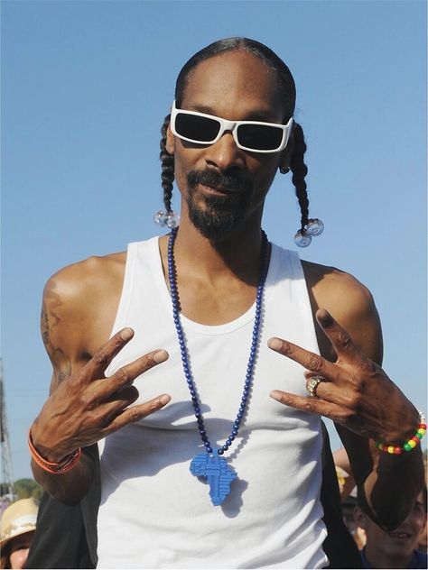 90s Hiphop, Snoop Dog, Rap Aesthetic, Hip Hop Outfits, Iconic Photos, Best Black, Dog Halloween, Snoop Dogg, Square Sunglasses Men