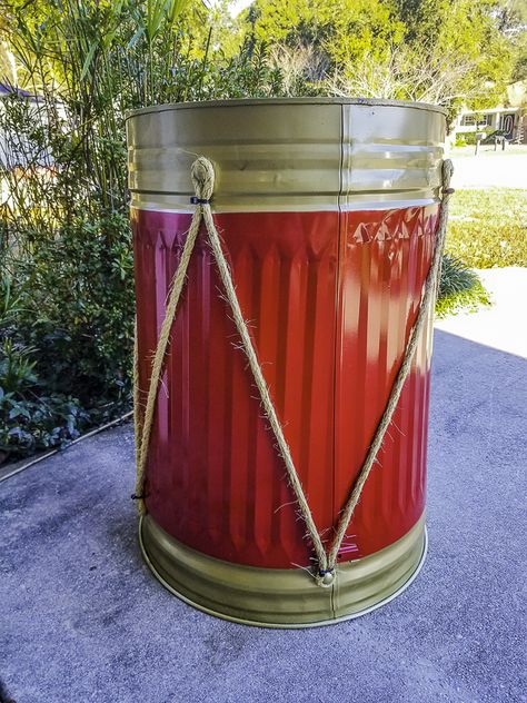 Drum Christmas Tree Stand Diy, Christmas Drum Decoration, Christmas Tree Stand Diy, Halloween Carnevil, Christmas Drum, Nutcracker Diy, Christmas Exterior, Barrels Diy, Outdoor Christmas Decorations Yard