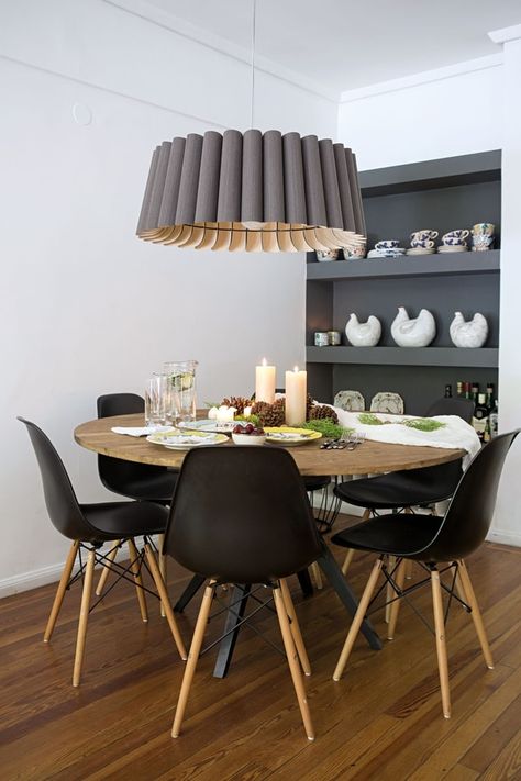 Una mesa de madera rústica, sillas Eames y una lámpara de diseño (Iluminación Agüero), tres elementos clave para un comedor contemporáneo. Foto Axel Indik/ Para Ti Wood Light Fixture, Ideas Casa, Grey Oak, Recycled Wood, Eames Chair, House Inspo, Wood Veneer, Palermo, Ceiling Pendant Lights