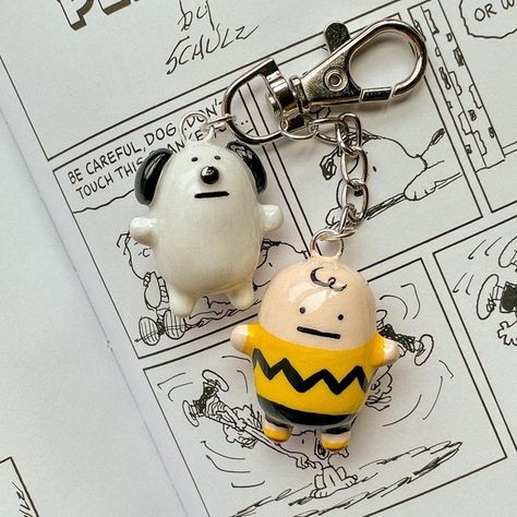 Clay Decorations Aesthetic, Polymer Clay Crafts Keychain, Snoopy Clay Charm, Snoopy Clay Figures, Snoopy Diy Crafts, Clay Keychain Aesthetic, Cute Charms Clay, Snoopy Gift Ideas, Useful Clay Projects Ideas