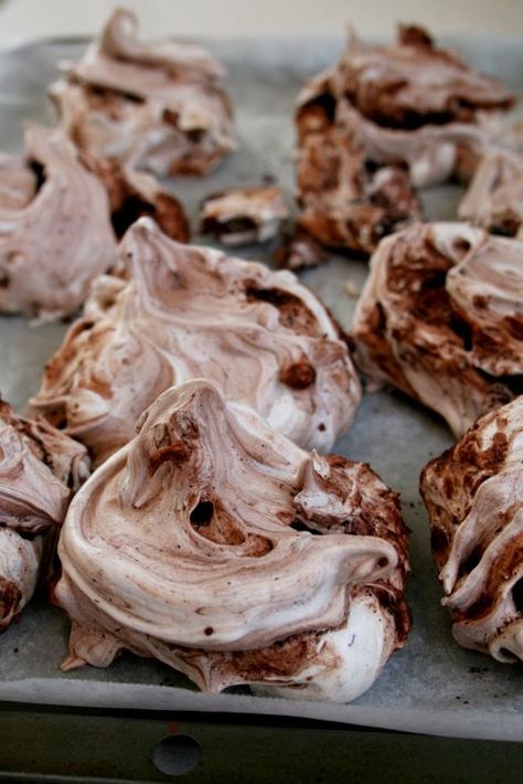 Easy double chocolate almond meringues Swirl Meringue, Meringue Desserts, Chocolate Meringue, Meringue Recipe, Pavlova Recipe, Styling Photography, Chocolate Swirl, Meringue Cookies, Chocolate Almond