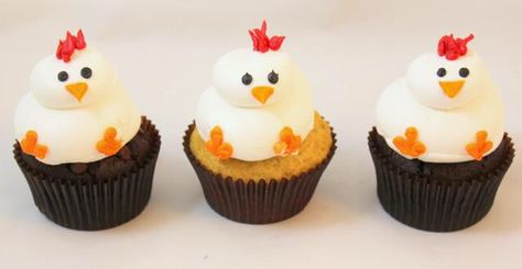 Love this simple chicken cupcake! A must do for this hen house! Cake Pops Birthday, Chicken Cupcakes, Farm Animal Cupcakes, Chicken Cake, Barnyard Birthday Party, Cupcakes Birthday, Farm Themed Birthday Party, Goat Yoga, Cupcake Wars