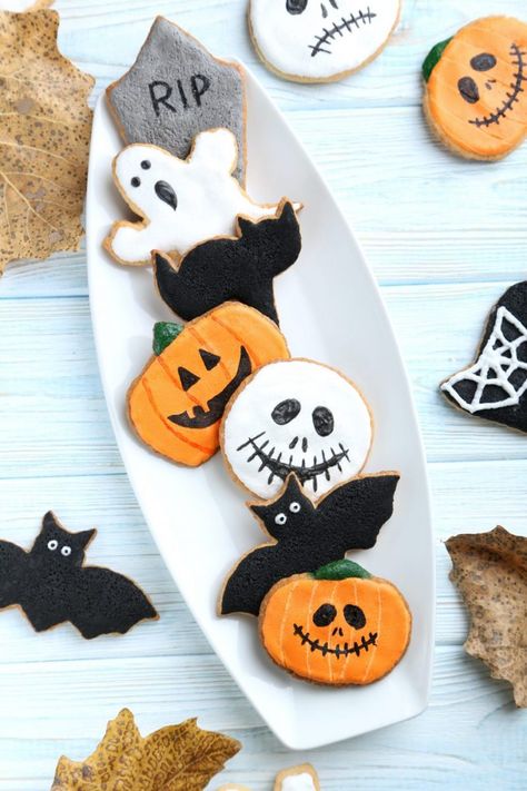 Halloween Biscuits Recipes, Easy Halloween Biscuits, Halloween Biscuits Decorated Cookies, Halloween Biscuits Kids, Halloween Cookie Recipes Easy, Goth Cookies, Hallowen Idea, Biscuit Halloween, Biscotti Halloween