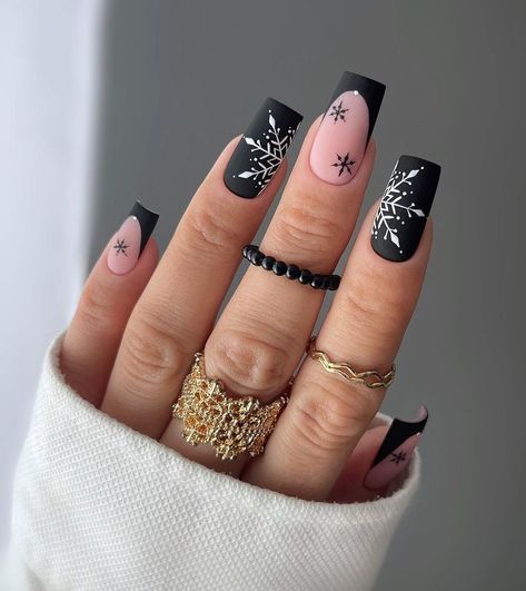 Black Christmas Nails Coffin, Black Nail For Christmas, Christmas Nails 2023 Black, Black Nail Christmas Design, Black Chrismast Nails, Black With Snowflake Nails, Nails Navidad, Christmas Nails 2023, December Nails