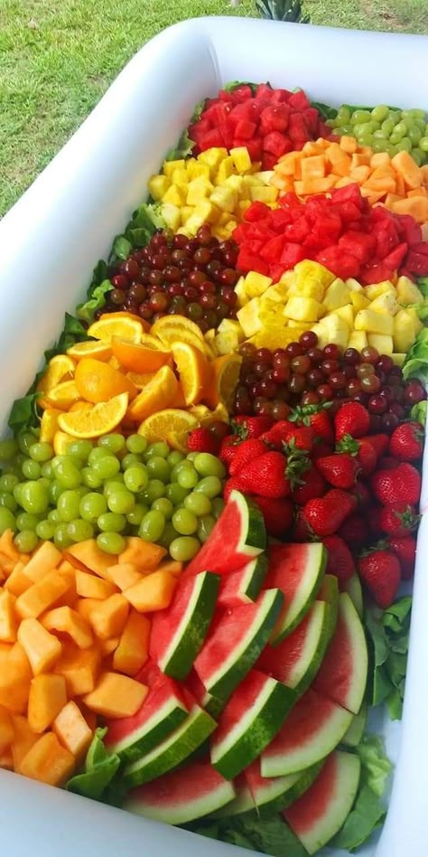 Huge Fruit Platter, Fruit Salad Trays Party Ideas, Fruit Table Ideas Simple, Fruit Display Ideas For Party Buffet, Fruit Platter For Wedding, Fall Fruit Tray Ideas, Fruit Tray Ideas For Party Simple, Fruit Buffet Ideas Display, Fruit Platter Designs Simple