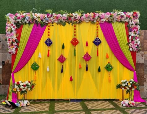 Haldi Mandap Decoration, Haldi Decoration Ideas Backdrops, Haldi Background Decoration, Mehandi Backdrop, Haldi Stage Decoration, Haldi Ceremony Decorations At Home, Haldi Stage, Haldi Function Decoration, Haldi Backdrop