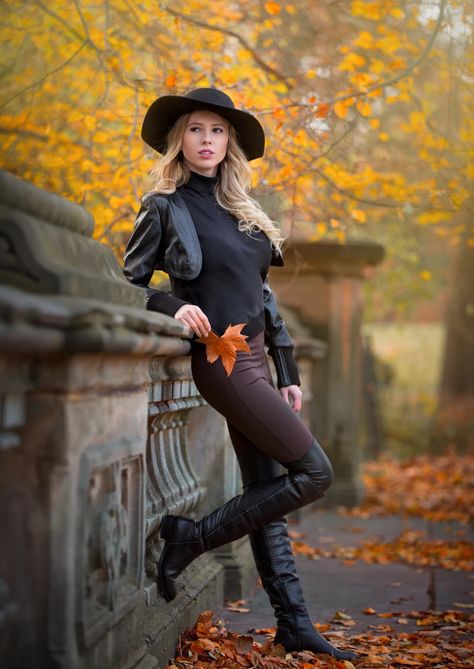 ArtStation - Autumn Leaf, Jeremie Fleury Fall Photoshoot Family, Autumn Photography Portrait, Female Portrait Poses, Fall Photo Shoot Outfits, Fall Portraits, Senior Photo Poses, Portrait Photography Women, Standing Poses, Outdoor Photoshoot