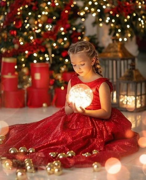 New Year Photoshoot Ideas Kids, Christmas Photoshoot Ideas For Kids, Toddler Christmas Photoshoot, Christmas Photoshoot Kids, Fun Christmas Photos, Diy Christmas Photoshoot, Christmas Poses, Christmas Family Photoshoot, Beautiful Christmas Scenes