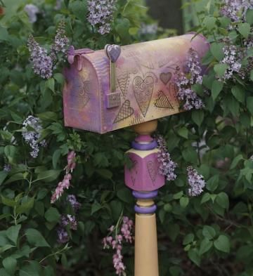 Produce a themed mailbox with nothing more than paint and stencil.  This mailbox was sponge painted and goes well with the purple lilacs that surround it. Diy Painted Mailbox Ideas, Whimsical Mailbox Ideas, Cute Mailbox Ideas Paint, Old Mailbox Ideas, Country Mailbox Ideas, Mailbox Aesthetic, Painted Mailbox Ideas Diy, Wedding Card Mailbox, Mailbox Diy