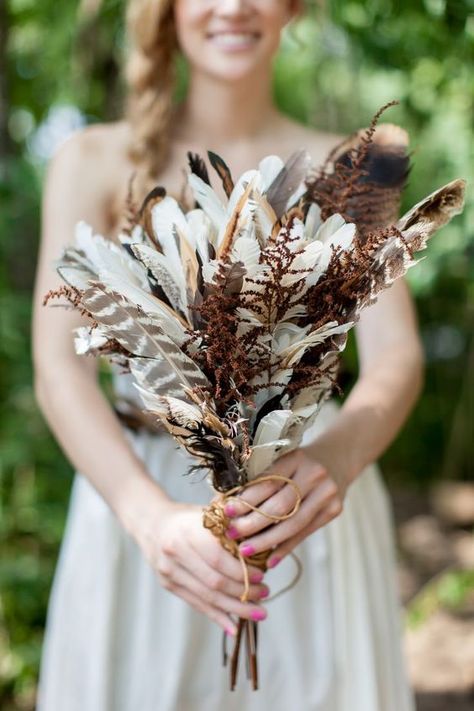 Absolutely stunning bride's bouquet with feathers. Bouquet With Feathers, Bohemian Wedding Bouquet, Flowers And Feathers, Unique Wedding Bouquet, Feather Bouquet, Feather Wedding, Diy Wedding Bouquet, Diy Bouquet, Bride Bouquets