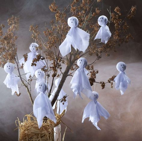 How To Make Ghosts, Diy Ghost Decoration, Diy Halloween Ghosts, Halloween Hanging Ghost, Halloween Tree Decorations, Diy Ghost, Dekorasi Halloween, Halloween Diy Outdoor, Ghost Crafts