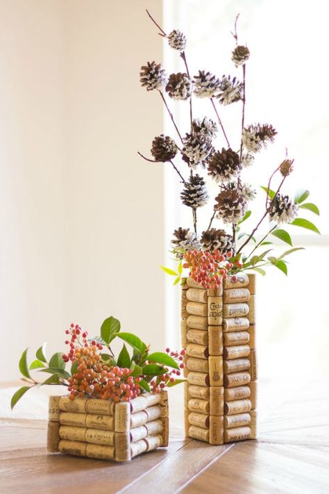 DIY Wine Cork Vase Craft - Pretty AND Functional Wine Cork Crafts Wine Cork Diy Crafts, Wine Cork Projects, Cork Crafts Diy, Wine Cork Diy, Wine Cork Art, Cork Projects, Thrifty Diy, Cork Diy, Wine Craft