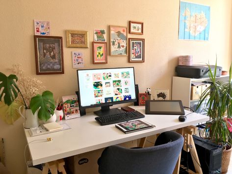 Graphic Design Workspace, Graphic Designer Desk, Her Home Office, Design Studio Workspace, Dribbble Design, Design Desks, Pastel Home Decor, Art Studio Room, Pastel House