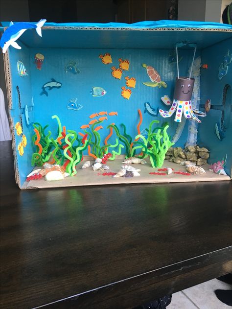 Under the ocean octopus diorama Shoebox Diorama Ocean, School Diorama Ideas, Diarama Ideas Water, Under The Sea Shoe Box Project, Diarama Ideas Ocean, Dolphin Diarama Ideas Kids, Sea Diaroma, Ocean Diaroma School Projects, Ocean School Project