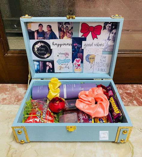 Raksha Bandhan Gift Hampers, Zodiac Gifts Ideas, Girlfriend Birthday Gift Ideas, Indian Wedding Giveaways, Lotte Choco Pie, Rakhi Hampers, Wedding Hampers, Aesthetic Crafts, Gifts Packing