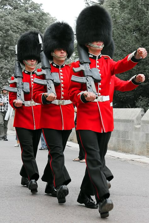 Windsor Castle Guards, England Body Supplements, Royal Guard Uniform, England Culture, Culture Of England, Windsor Uk, British Royal Guard, Changing Of The Guard London, English Culture, Red Uniform