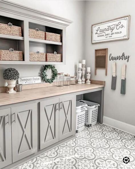 Modern Farmhouse Decor & DIY on Instagram: “Ok, I’m trying to decide on a color to paint my kitchen and I stumbled upon this fabulous modern farmhouse laundry room by Jamie…” Large Laundry Room Ideas, Laundry Room Countertop Ideas, Laundry Room Ideas Organization, Laundry Room Shelving Ideas, Modern Farmhouse Laundry Room, Laundry Room Organization Storage, Dream Laundry Room, Mudroom Laundry Room, Farmhouse Decor Diy