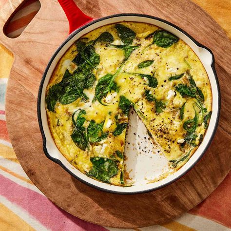 This simple spinach and egg frittata is easy to pull together, spending only 3 minutes on the stovetop and finishing in the oven. Sausage Egg Bites, Spinach Feta Frittata, Frittata Recipes Healthy, Spinach Dishes, Feta Frittata, Spinach Sausage, Healthy Frittata, Ww Breakfast, Eating Well Recipes