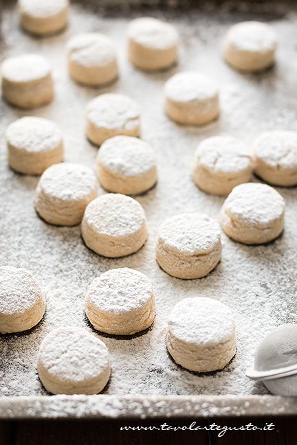 Spolverizzare i Polvorones di zucchero a velo - Ricetta Polvorones Nutella Ice Cream Recipe, Cake Ideas Chocolate, Polvorones Recipe, Chocolate Cake Ideas, Nutella Biscuits, How To Make Nutella, Nutella Ice Cream, Biscotti Biscuits, Italian Cuisine Recipe