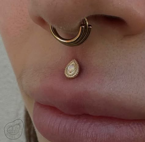 Gold Facial Jewelry, Medusa Piercing Jewelry Philtrum, Medusa Jewelry Piercing, Gold Medusa Piercing, Medusa Piercing Aesthetic, Medusa Piercings, Piercing Medusa, Medusa Piercing Jewelry, Charm Bracelet Watch