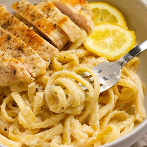 Low FODMAP Creamy Lemon Chicken Pasta Low Fodmap Chicken Noodle Soup, Low Fodmap Pasta Recipes, Low Fodmap Pasta, Low Fodmap Chicken Recipes, Creamy Lemon Chicken Pasta, Fodmap Chicken Recipes, Buckwheat Pasta, Low Fodmap Chicken, Veggie Salad Recipes