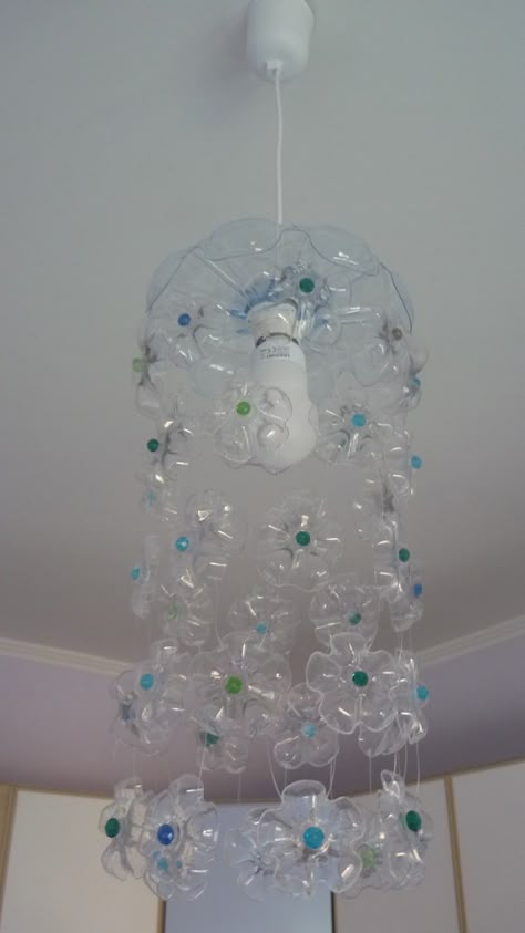 Plastic Bottle Chandelier, Plastic Chandelier, Plastic Bottle Design, Plastic Bottles Crafts, Bottle Projects, Bottle Chandelier, Soda Can Crafts, Reuse Plastic Bottles, Plastic Bottle Art