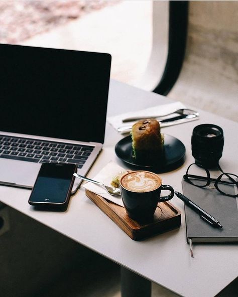 Coffee Shop Photography, Coffee Wallpaper, Coffee Photos, Flat Lay Photography, Coffee Photography, A Cup Of Coffee, Coffee And Books, Latte Art, V60 Coffee