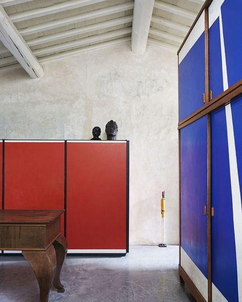 Concrete Wood, Private House, Bronze Color, Joinery, Red White And Blue, Tuscany, Color Inspiration, Tile Floor, Red White