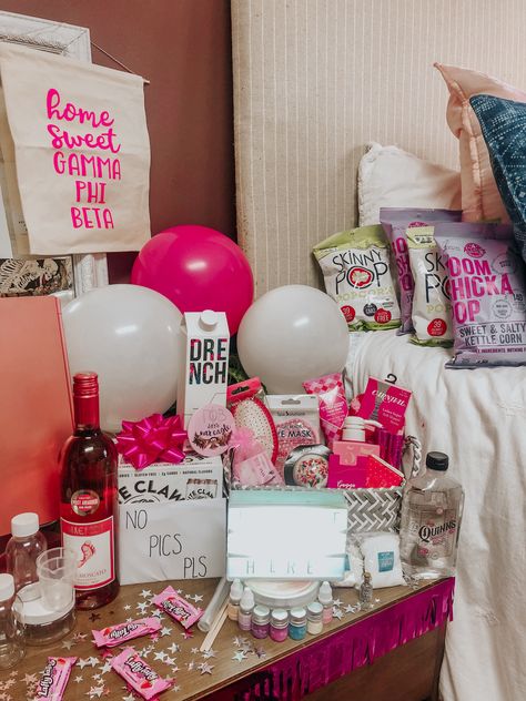 Bid Day Baskets, Pink Big Little Basket, Big Appreciation Week Sorority, Sorority Bed Decoration Big Little, Big Little Room Decorations, Big Little Bed Decorating, Big Little Room Decorations Sorority, Big Little Bed Decorating Sorority, Big Lil Baskets