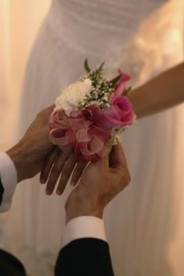 Diy Corsage Wristlet, Make A Wrist Corsage, Diy Wrist Corsage, Bracelet Corsage, Dance Flowers, Wedding Flowers Diy, Diy Corsage, Wrist Corsages, Wedding Corsages