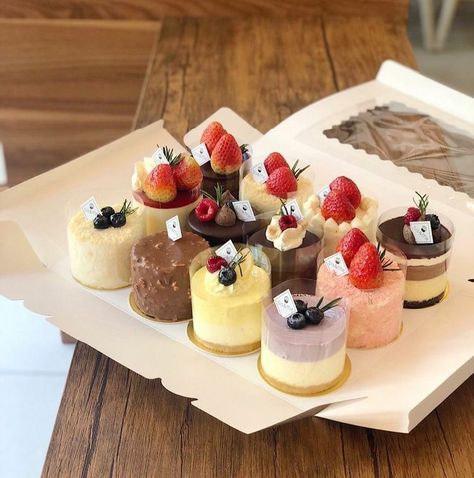 Cheesecake Packaging Ideas, Mini Cake Packaging Ideas, Bakery Cookie Recipes, Luxury Desserts, Mini Pastelitos, Bakery Paper, Kue Macaroon, Dessert Box, Mini Torte