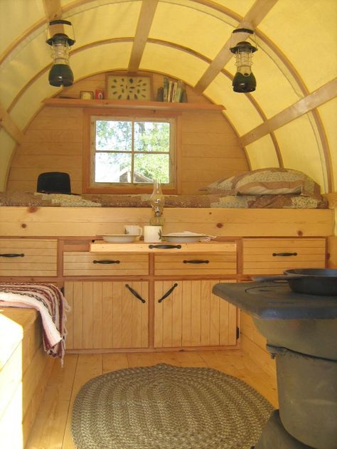 Sheep herder wagon Small Kitchen Floor Plans, Vardo Wagon, Mini Chalet, Mini Loft, Patio Steps, Mobile Living, Caravan Interior, Kitchen Floor Plans, Tiny Spaces