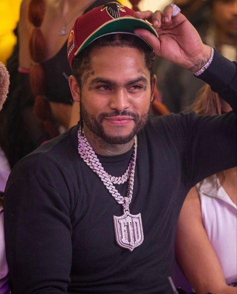 Future Rapper Old Pictures, Dave East Aesthetic, Dave East Wattpad, Dave East Photoshoot, Dave East Smiling, Dave East Instagram, Rappers Chains Aesthetic, Adidas Yeezy 750 Boost, David East