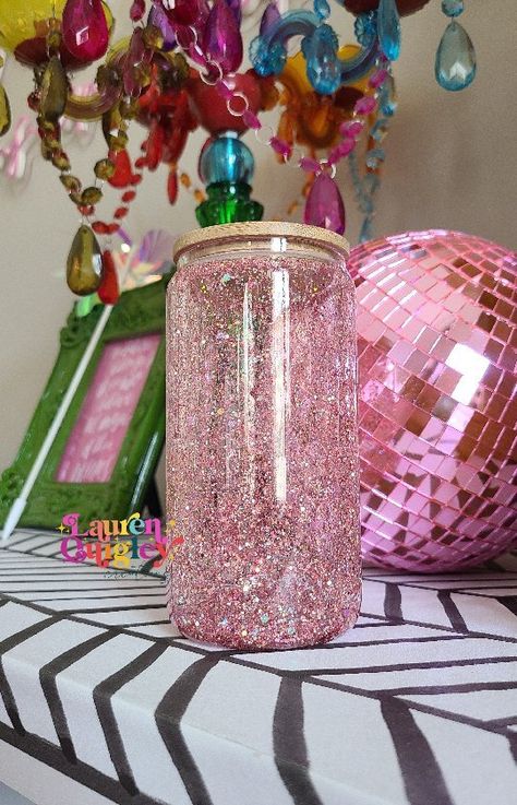 Epoxy Free Tumblers | Artist | DIY | Glitter Babe on Instagram: “Glass snow globe tumbler tutorial! Let me know what ya think! You can find these blanks from @mothertumbler and restock IS VERY SOON! You…” Glitter Sublimation Tumbler Ideas, Glass Snow Globe Tumbler, Snow Globe Tumbler Ideas, Snowglobe Tumblers, Globe Tumbler, Snow Globe Tumbler, Glitter Globes, Diy Snow Globe, Diy Glitter