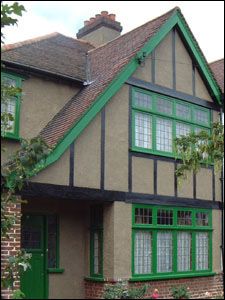 The Imperial War Museum has re-created a suburban semi-detached wartime home at their Southwark site. The two-storey house is an identical copy of 17 Braemar Gardens in West Wickham, which featured in a Channel 4 series 1940s House. 1920s House Exterior Uk, 1930s House Exterior, 1940s House, 50s House, Art Deco Houses, 1940s Home, Craftsman Interior, Green Windows, 1930s House