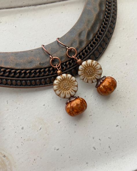 Pumpkin spice makes everything nice! You will fall in love with these beautiful pumpkin earrings. A perfect accessory for those who love autumn and nature. These are handmade with Czech glass beads and copper accents. A perfect way to add beauty to your everyday. *Handmade with copper ear wires *Dainty, lightweight, perfect for everyday wear * Made with lovely Czech glass sunflower beads. These are known for their intricate details and vibrant colors.  *Drop length approximately 1 inch To view m Halloween Earring Ideas, Knitting Moodboard, Czech Earrings, Sunflower Beads, Czech Beads Jewelry, Glass Sunflower, Beading Earrings, Autumn Earrings, Czech Glass Jewelry