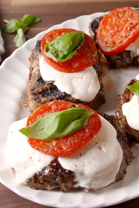 Caprese SteakDelish Healthy Steak Recipes, Steak Dinner Ideas, Ways To Cook Steak, Healthy Steak, Steak Dinner Recipes, Caprese Recipes, Grilled Steak Recipes, Where's The Beef, Beef Ribs