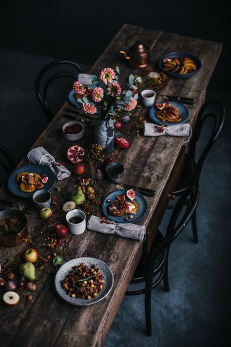 dark & moody thanksgiving table decor Breakfast Gathering, Rustic Thanksgiving Table, Buckwheat Waffles, Thanksgiving Table Settings Simple, Simple Thanksgiving Table, Rustic Thanksgiving, Thanksgiving Table Decor, Thanksgiving Dinner Table, Tafel Decor